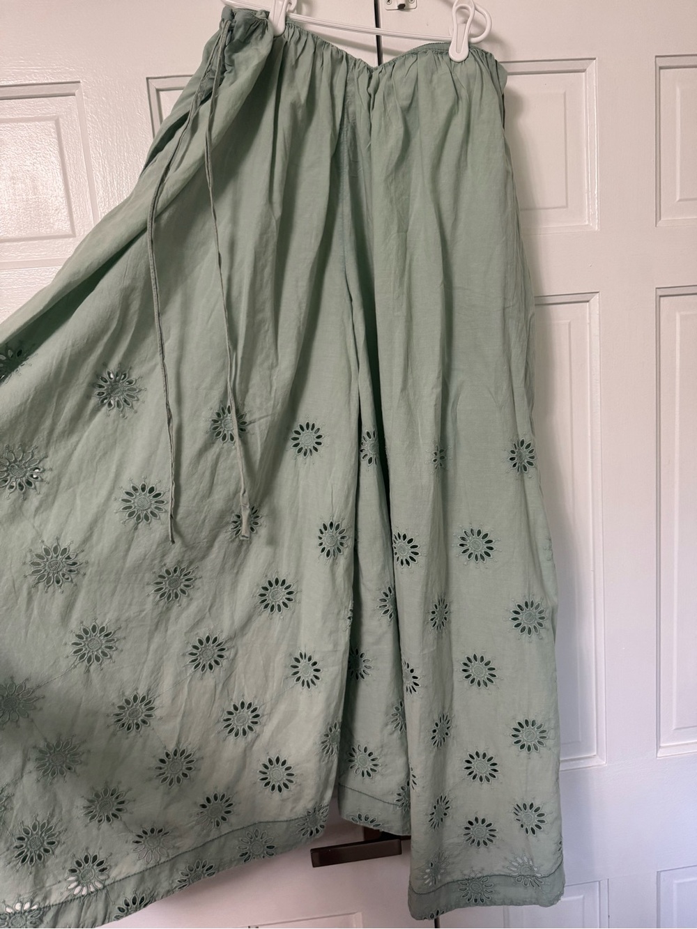 Sweet Serenade Wide Leg Cotton Eyelet Pants
Free People NWT $198 Size 14 - Picture 10 of 11